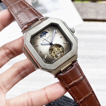 
八角殼系列 精緻百搭🎈🎈
【最新】：卡地亞🔥最新設計🔥大飛輪精品🎈🎈
【類型】：精品男士腕表
【錶帶】：真牛皮錶帶
【機芯】：高端全自動機械機芯
【鏡面】：礦物質強化玻璃（更高清）
品味高雅 浩瀚大氣 匠心獨運 腕間瑰寶
尺寸：直徑42mm厚12mm熱賣上市！歡迎轉載！