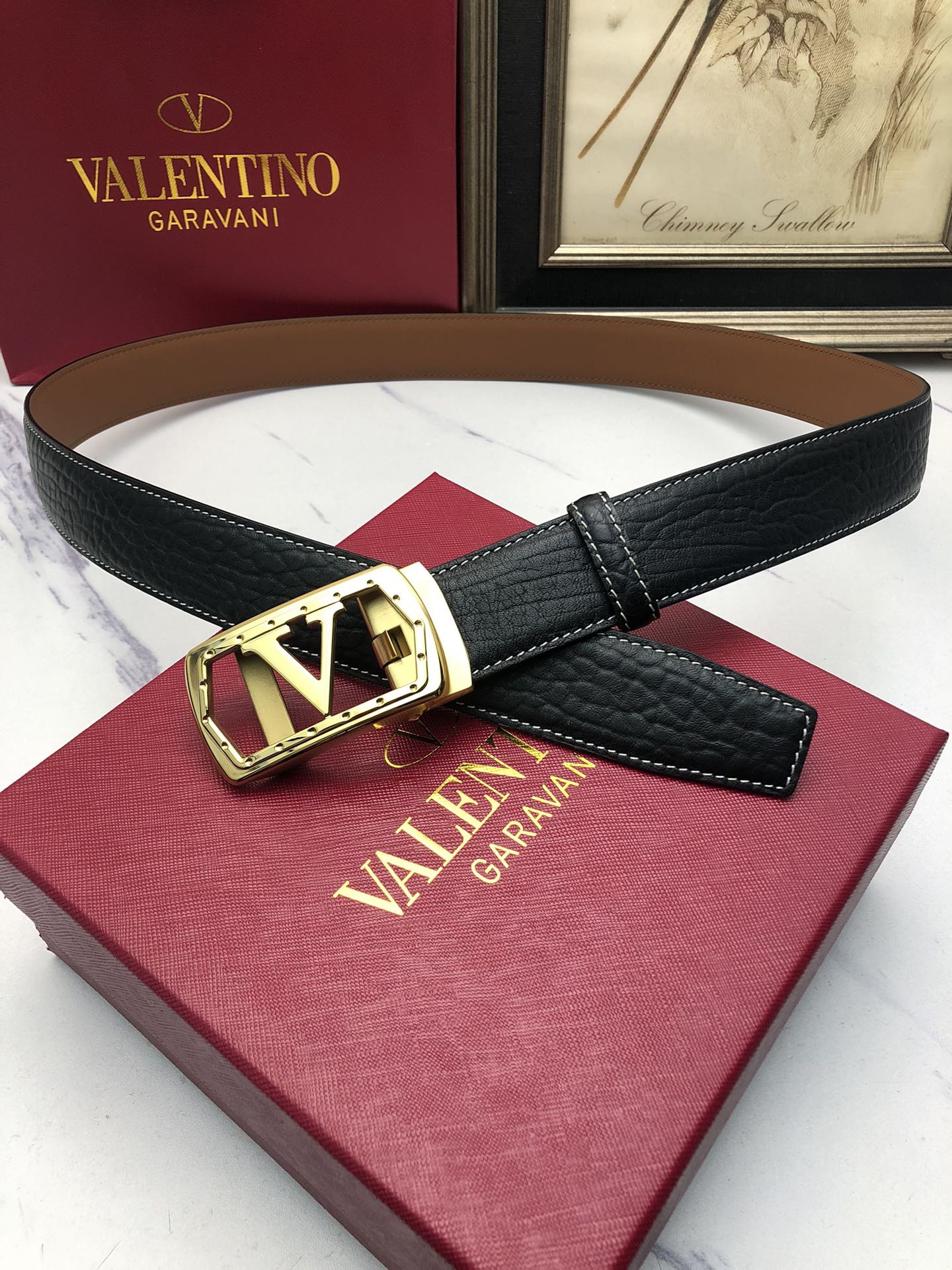 華倫天奴：原單頭層牛皮大象皮紋面，內襯頭層小牛皮底，搭配原單自動扣，可裁剪的自動帶，此款腰帶面雙採用意大利原定廠制進口牛皮帶身 ，對專版櫃足寬3.5