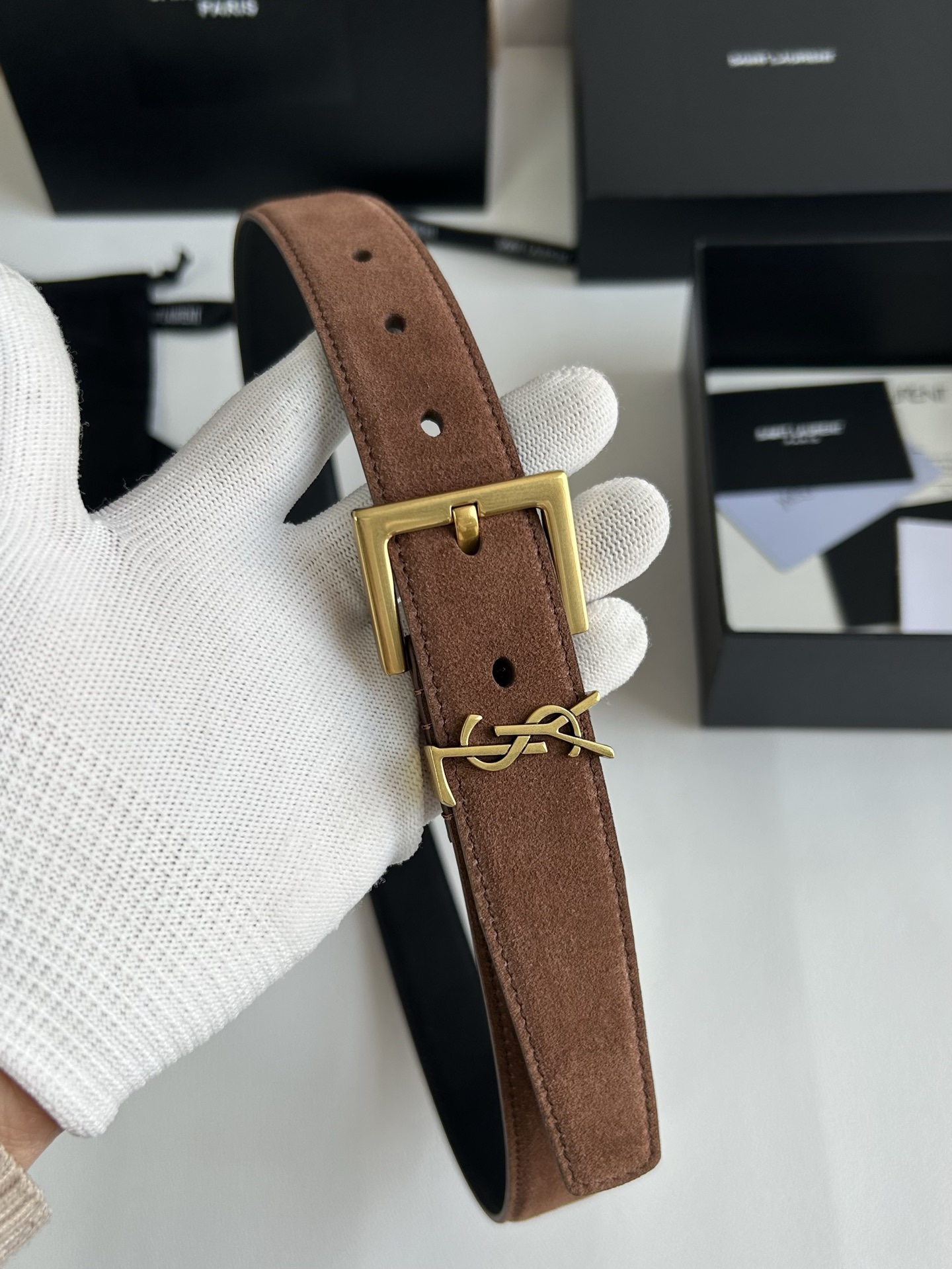 聖羅蘭 女士腰帶，進口小牛皮 配以CASSANDRE 標識腰帶環。古銅色金銀五金可選。精緻優雅的設計，寬度3.0cm