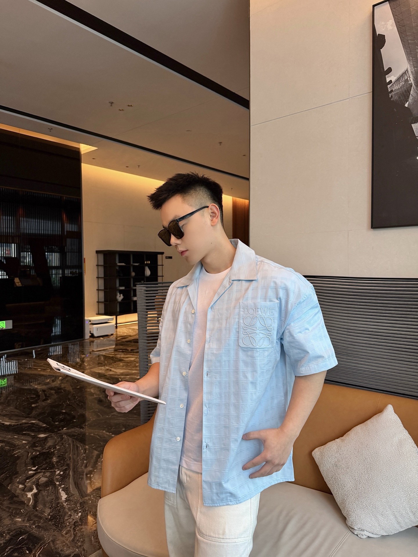 🔝LOEWE羅意威 Anagram 刺繡口袋格子短袖襯衫
定制雲紋高支提花格料，採用進口機刺繡工藝，精度高，線條流暢而細膩，紅外線定位裁床，通過紅外發射器和紅外接收器來實現對材料的精准定位，精度可達到微米級別，面料都經過砂洗，手感質感更佳，不易變形，不易縮水，不易褪色，保持長久的美觀，定制輔料，寬松版型
B Size：36 38 40 42