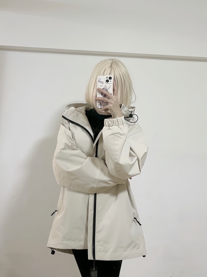 Stone Island/石頭島 24ss 手臂刺繡羅盤衝鋒衣外套
石頭島春季最熱單品 超級吸睛的一款衝鋒衣外套 一眼就能愛上 採用梭織防風防水面料 手感細膩順滑 寬松連帽的版型  水洗標一應俱全 細節滿滿的一款衝鋒衣 大廠代工 品質可靠 

-略帶復古感的機能衝鋒衣 城市徒步 戶外穿行都很出挑 男女都可以駕馭的一款潮流單品 
Color：黑色
A Size：S-XXL