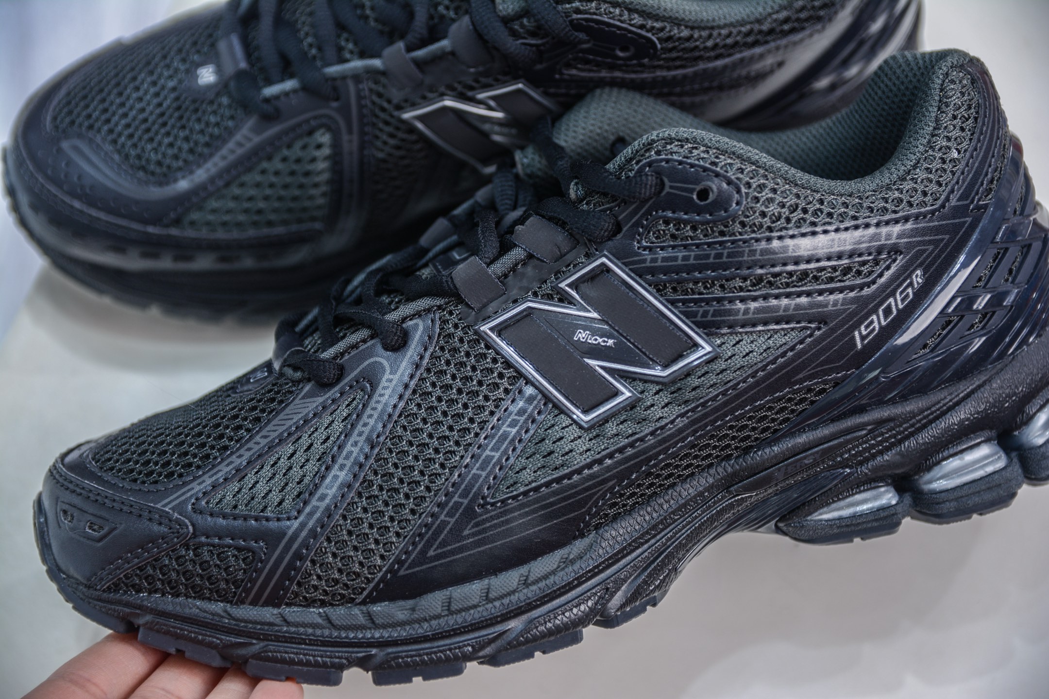 New Balance M1906R系列 復古老爹防滑耐磨低幫 跑步鞋 
貨號：M1906RJB
尺碼：36 37 37.5 38 38.5 39.5 40 40.5 41.5 42 42.5 43 44 45 46.5