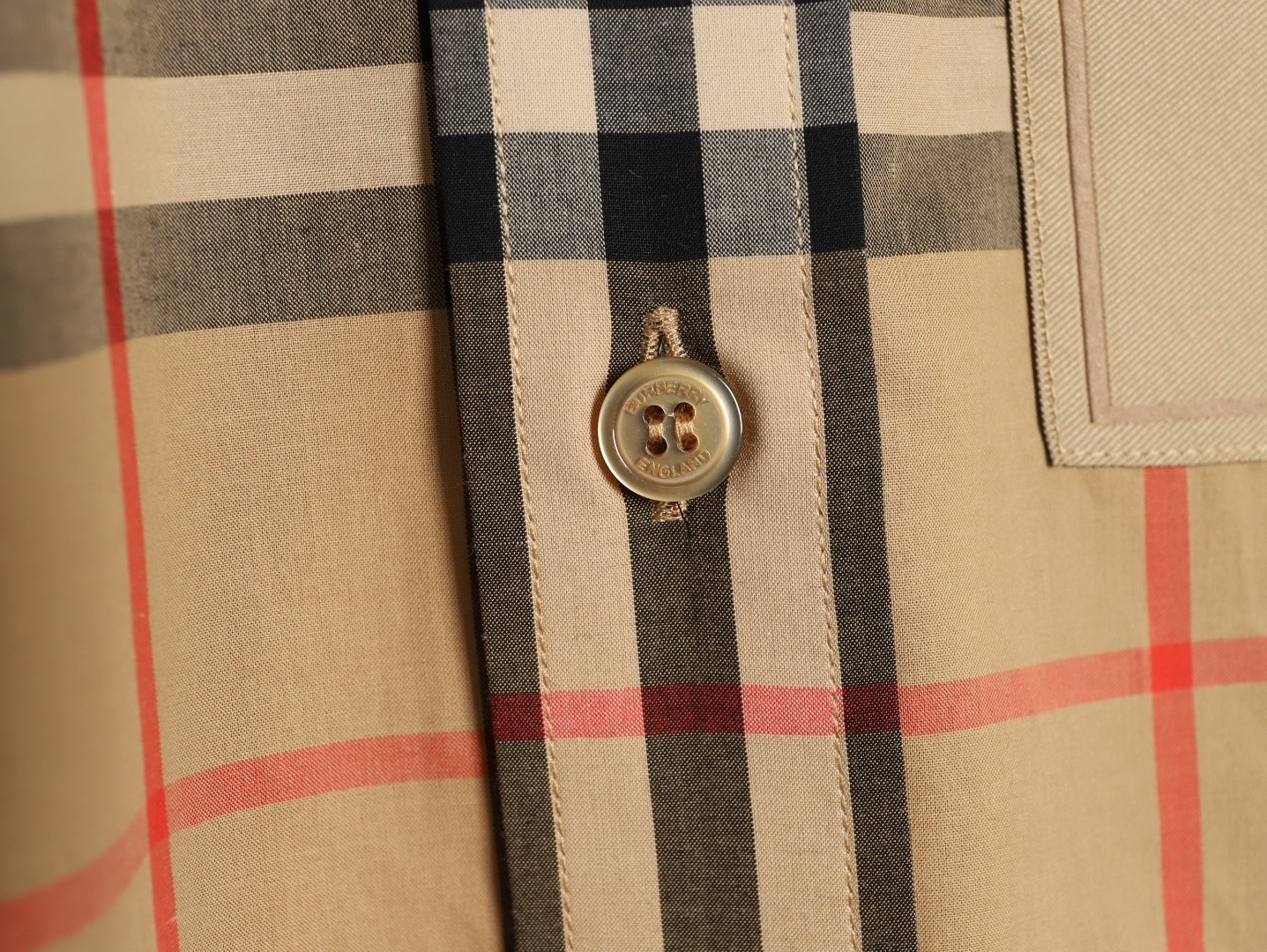 Burberry/巴寶莉 標籤貼布格紋棉質長袖襯衫
第一時間打版。面料為定制俯綢，上身絲滑透氣。紅外線定位裁剪，
定制貝殼頭扣，領子袖口復合硬襯，暴力水洗不會變形。
埋夾包縫工藝，保持版型不變形。國內頂級襯衫代工廠出貨，
前短後長 剪裁大膽突破常規，
完美還原Zp每個細節，商務休閒皆可搭配，人手幾件絕不為過。
裝飾品牌典藏 復古大格紋，BUR粉絲的衣櫥珍藏款式,尤其是對於忠實的BUR粉來說，
此款更是絕對不能錯過的珍寶級別產物！
S Size:S-XL