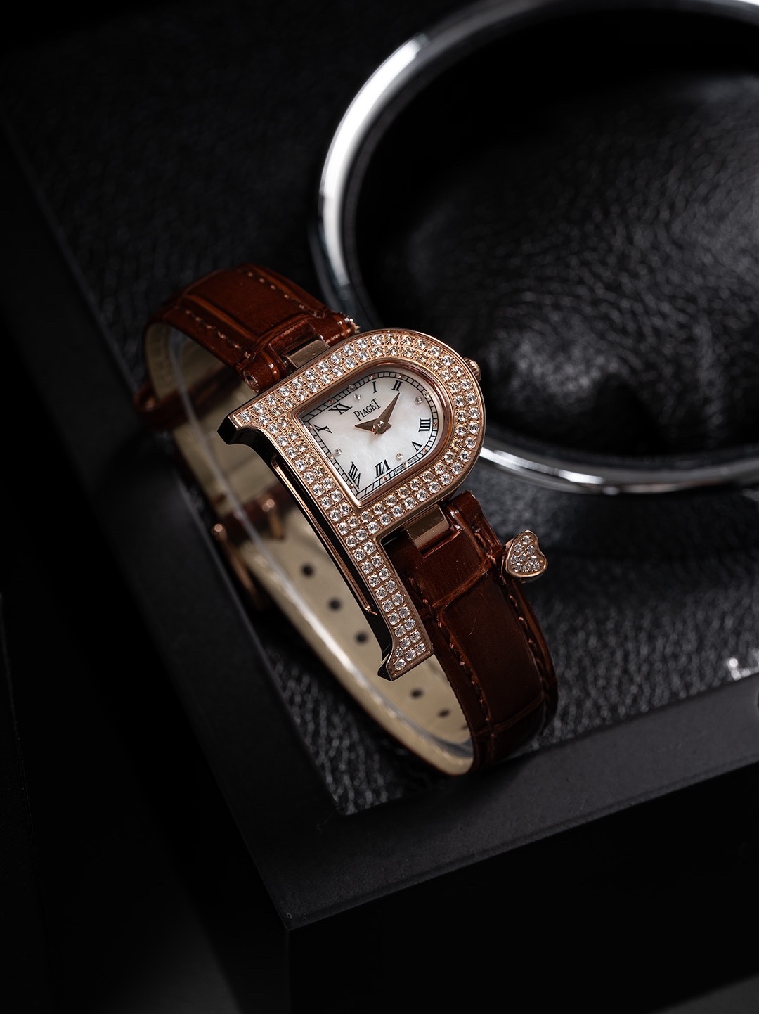 🎀終極修正版已到貨 ，全面到貨🎀🎀🎀」Piaget伯爵做為全世界最著名的頂級珠寶品牌 Piaget從未讓那些傾慕其品牌設計元素的炒粉們失望過，值得推薦的是本次由日本.Tokyo東京銀座 做為主辦初展，推出的The theme is meeting  love  遇見愛情系列更是在推出後，不到11個小時就被哄搶而光，經典的P字形品牌設計元素與丘比特愛神之箭竟能結合的如此恰到好處，成為了繼LIMELIGHT Gala和Black-TIE黑帶系列又一經典美作，腕表的細節方面