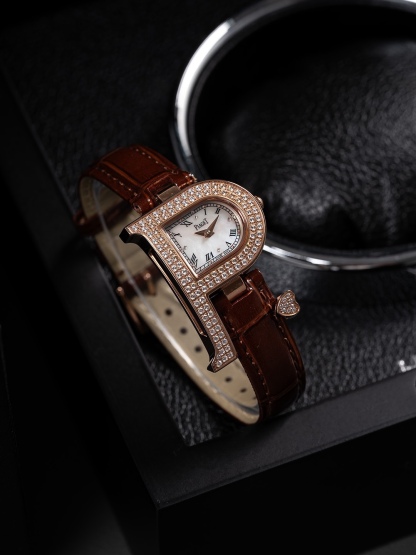 🎀終極修正版已到貨 ，全面到貨🎀🎀🎀」Piaget伯爵做為全世界最著名的頂級珠寶品牌 Piaget從未讓那些傾慕其品牌設計元素的炒粉們失望過，值得推薦的是本次由日本.Tokyo東京銀座 做為主辦初展，推出的The theme is meeting  love  遇見愛情系列更是在推出後，不到11個小時就被哄搶而光，經典的P字形品牌設計元素與丘比特愛神之箭竟能結合的如此恰到好處，成為了繼LIMELIGHT Gala和Black-TIE黑帶系列又一經典美作，腕表的細節方面