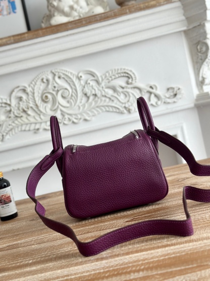 琳迪lindy 19cm	
Tc皮 蜜蠟線半手工縫製
lindy19保留了琳迪包所有細節的完整設計，側口袋、拉鍊等全部都是經典的設計√
這只小可愛暴擊了多少人的少女心