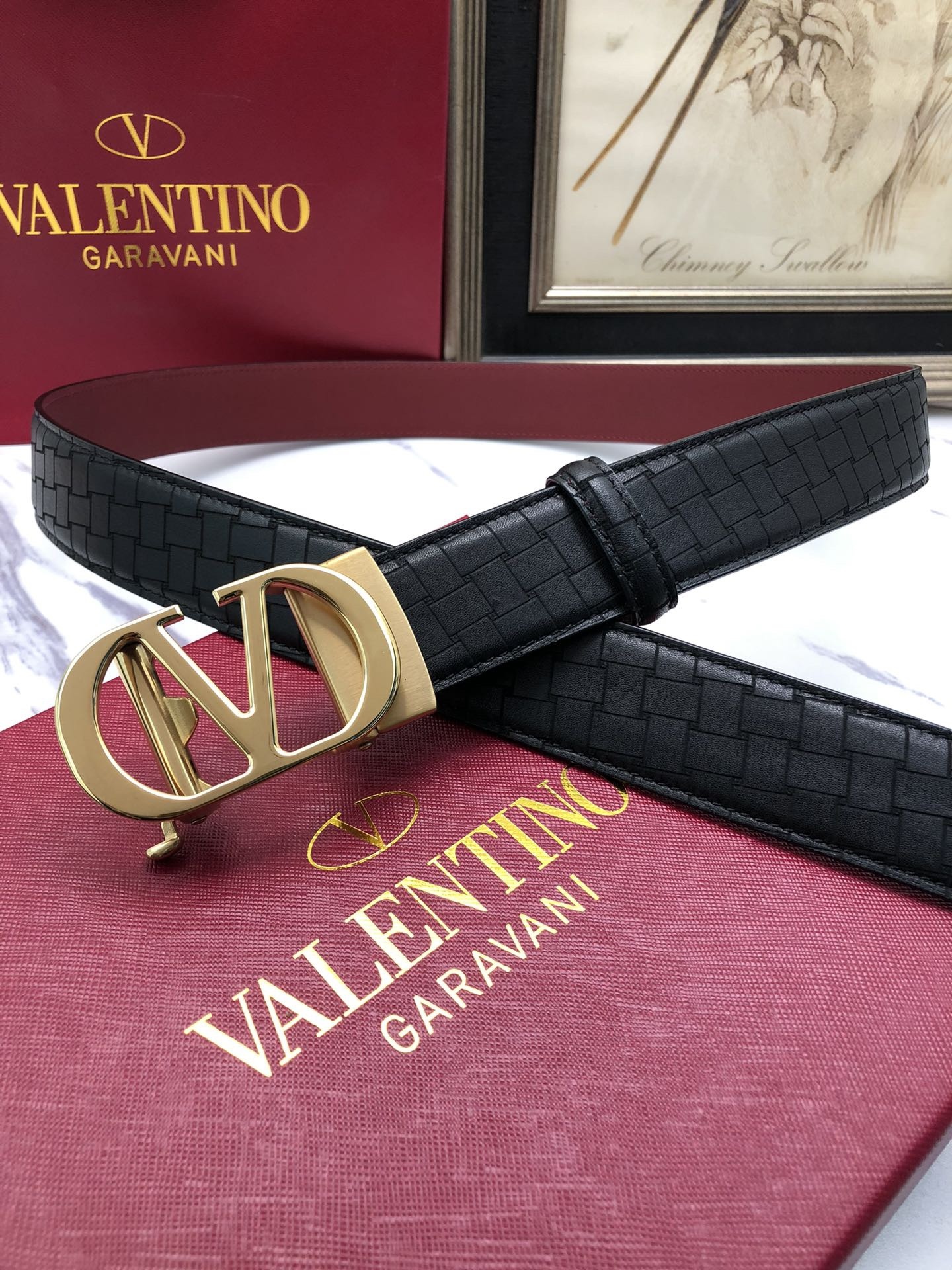 華倫天奴：原單頭層牛皮燙印花紋面，內襯頭層小牛皮底，搭配原單自動扣，可裁剪的自動帶，此款腰帶面雙採用意大利原定廠制進口牛皮帶身 ，對專版櫃足寬3.5