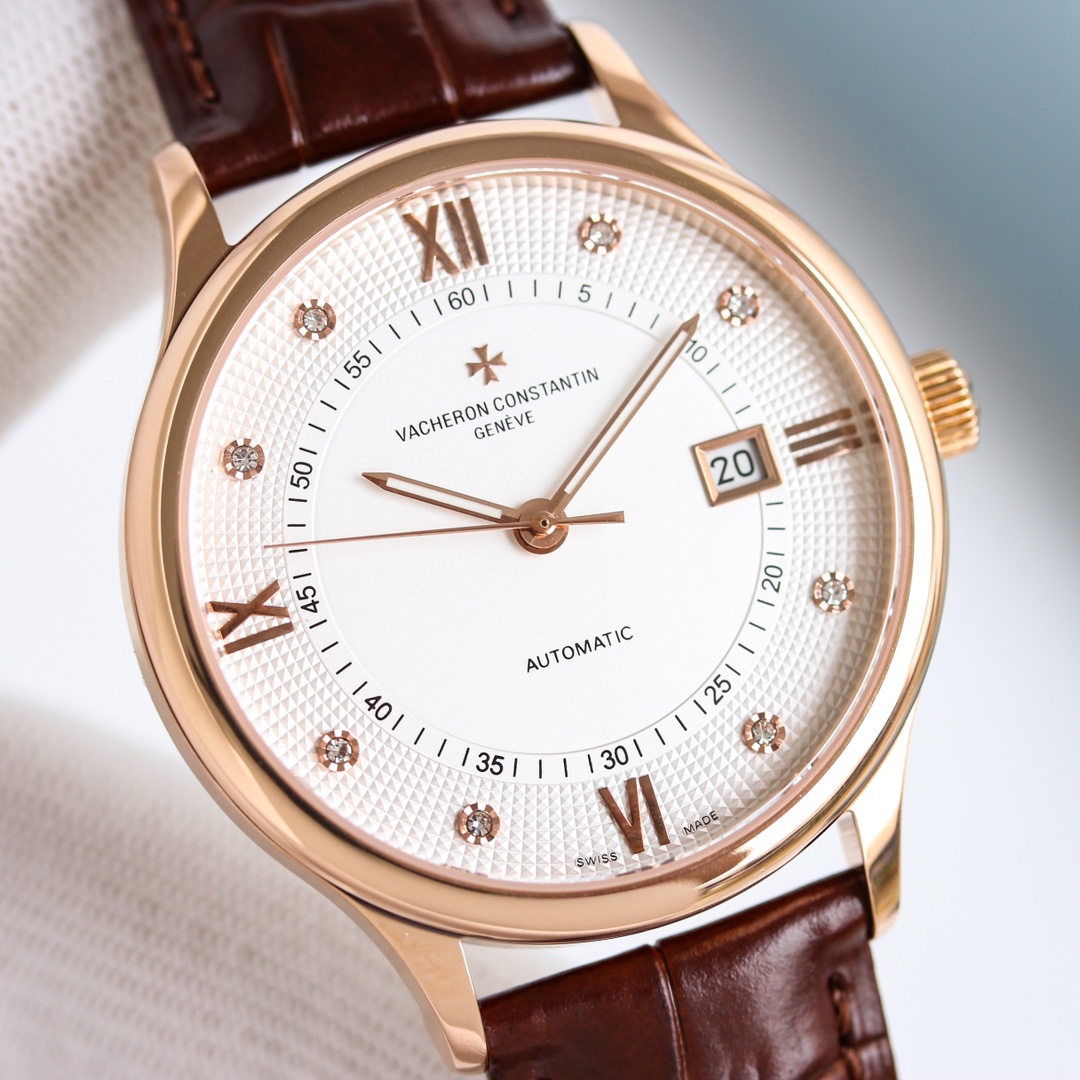 江詩丹頓傳承系列腕表火爆上市！簡雅大方，完美結合，讓你感受優雅紳土氣息！[禮物]該表搭載原裝進口9015超薄機芯，每小時振頻28800次，性能穩定，零返修！表殼： 釆用316 精鋼，藍寶石玻璃鏡面！搭配意大利真皮錶帶原裝扣，直徑：40 mm，超強防水，簡潔大氣，高端品質，適合各種商務場合，送禮首選！