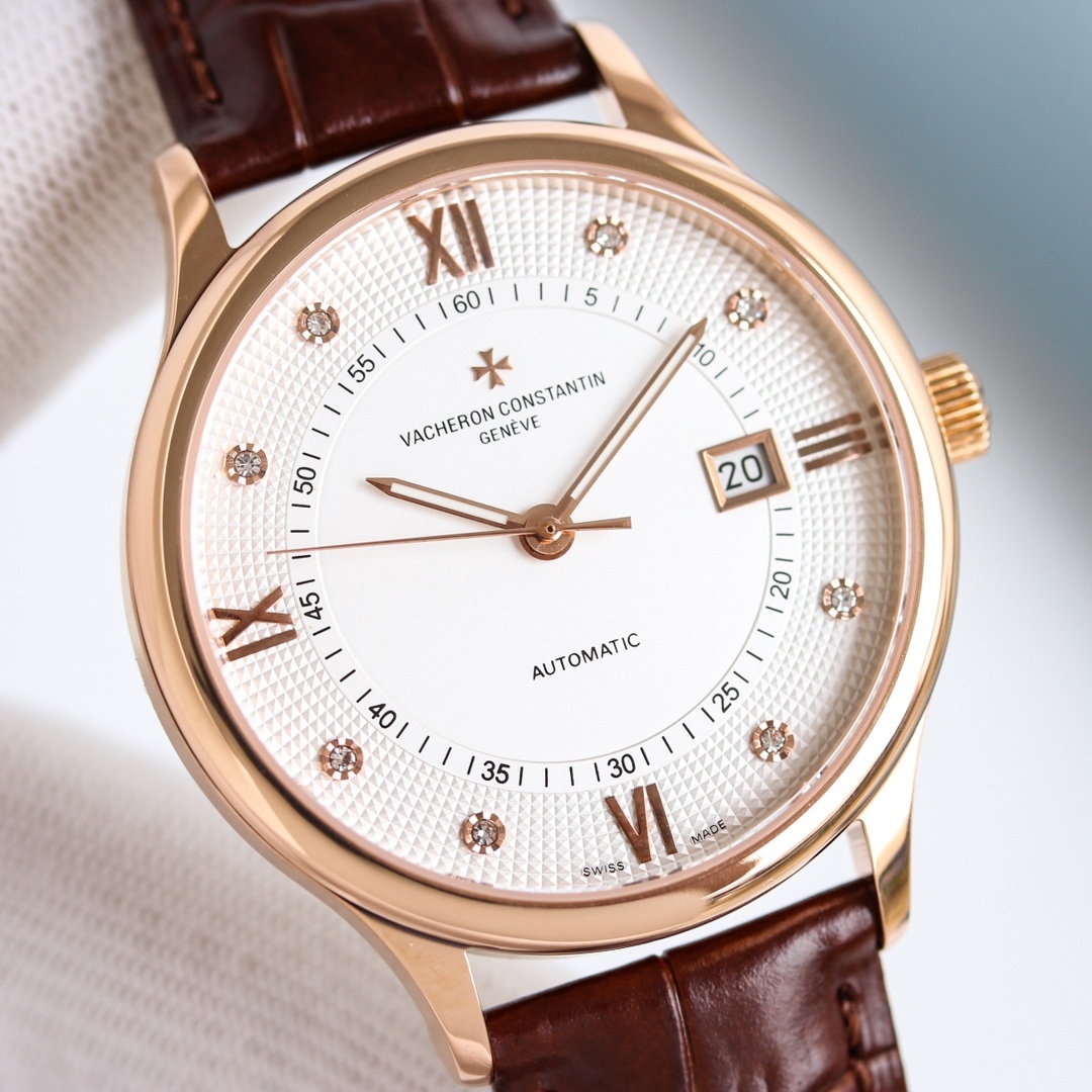 江詩丹頓傳承系列腕表火爆上市！簡雅大方，完美結合，讓你感受優雅紳土氣息！[禮物]該表搭載原裝進口9015超薄機芯，每小時振頻28800次，性能穩定，零返修！表殼： 釆用316 精鋼，藍寶石玻璃鏡面！搭配意大利真皮錶帶原裝扣，直徑：40 mm，超強防水，簡潔大氣，高端品質，適合各種商務場合，送禮首選！