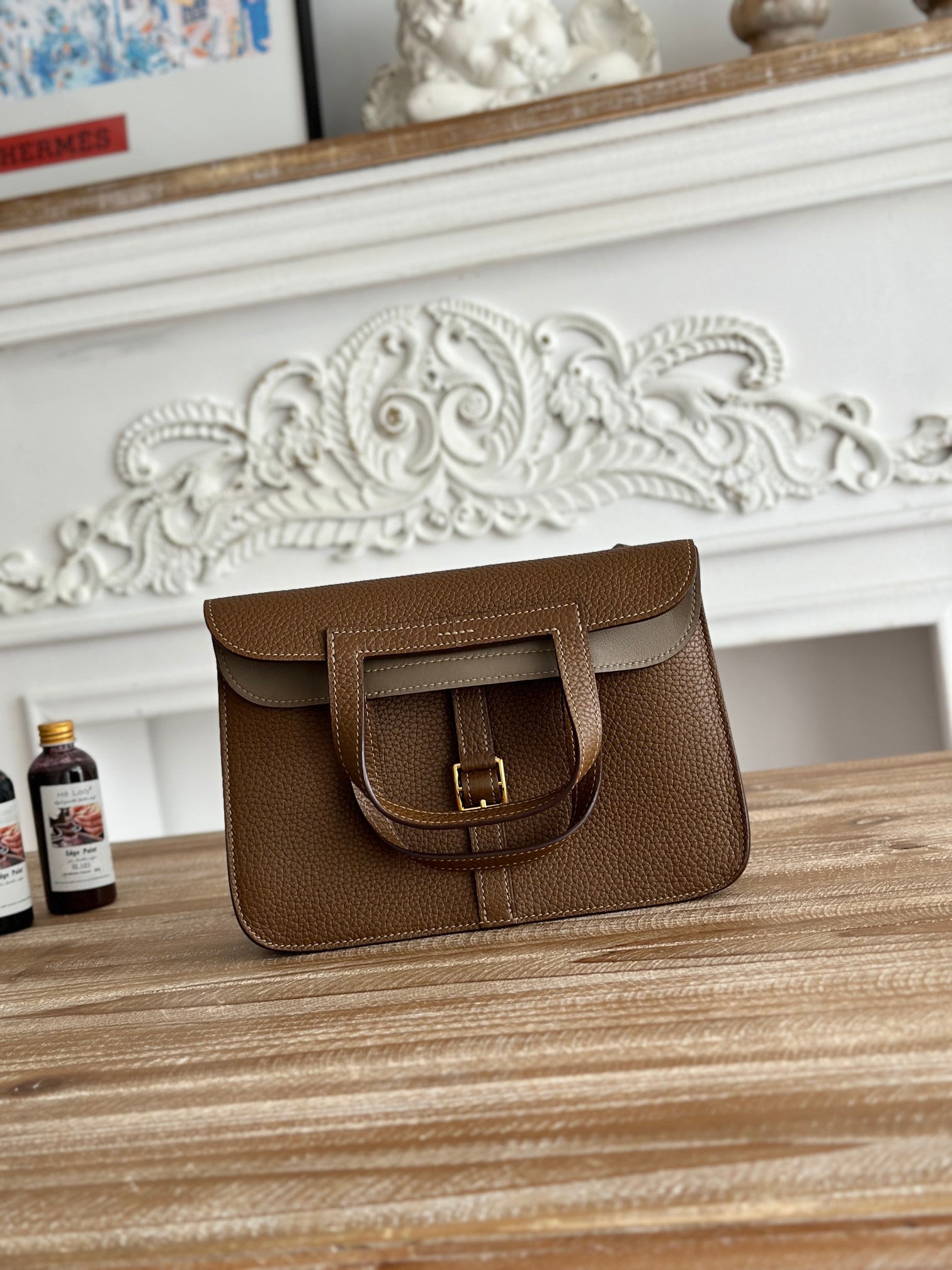 馬蹄包  半手工蠟線	Halzan	
 能滿足各種背法的!!
①手拎包②斜挎包③單肩包④手拿包
togo皮、五金細緻到油邊 無處不精緻√ 
尺寸：25cm