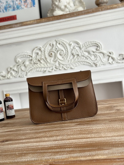 馬蹄包  半手工蠟線	Halzan	
 能滿足各種背法的!!
①手拎包②斜挎包③單肩包④手拿包
togo皮、五金細緻到油邊 無處不精緻√ 
尺寸：25cm