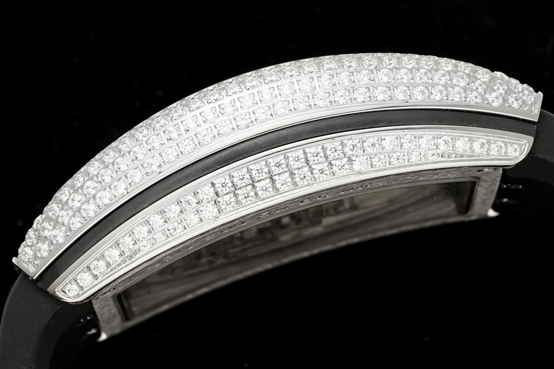 RMS最新款 頂級復刻 法蘭克穆勒V45 Vanguard陀飛輪系列 歷時多年研發機芯 
1 1:1 超級復刻原裝複雜法穆蘭陀飛輪機芯 細節完美到位 打造正品機芯獨具的雙發條盒 超薄工藝 
2超長72小時動力儲存 告別每天手動上鏈 高端玩家的定制款 把頭上鏈30個半圈 發條盒為滿 不需要過度上鏈 
3 千錘百鍊 316L精鋼表殼 超薄表殼 與原裝一致厚度 彎曲弧度 更加貼合手腕 佩戴舒適 
4 純正進口意大利小牛皮 貼合手感品質一流的進口氟橡膠錶帶 與正版全完通用互換
5瑞士工程師 原版機芯拆解 一比一甲