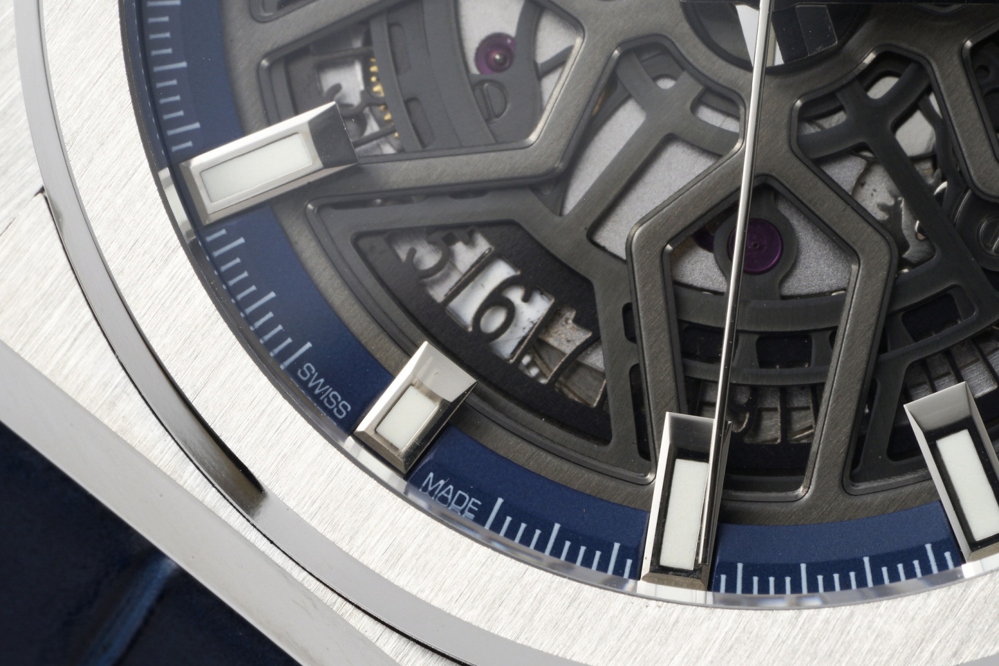 L真力時DEFY系列全新升級版，殼身 頭粒 機芯 表扣等均做了升級調整。一款根據路虎標誌性花輪轂設計而成的高顏值鏤空腕表。

原裝開模鑄造，極致還原表殼的每一處細節打磨倒角，盡顯原裝菱角分明、堅毅果敢的陽剛氣質。完美的41mm表經，適配大眾男性手寸，正裝休閒兩不誤。根據汽車輪轂設計而成的五角星錶盤，未來概念感十足。同步官網新款五角星折疊扣，搭載定製版Cal.670sk全自動機械機芯，鏤空日曆的大小與位置、機芯夾板、齒輪、五角星陀皆按原版機芯數據拆解鍛造而成。

LF臻品 陳奕迅Eason同款，時尚前衛、