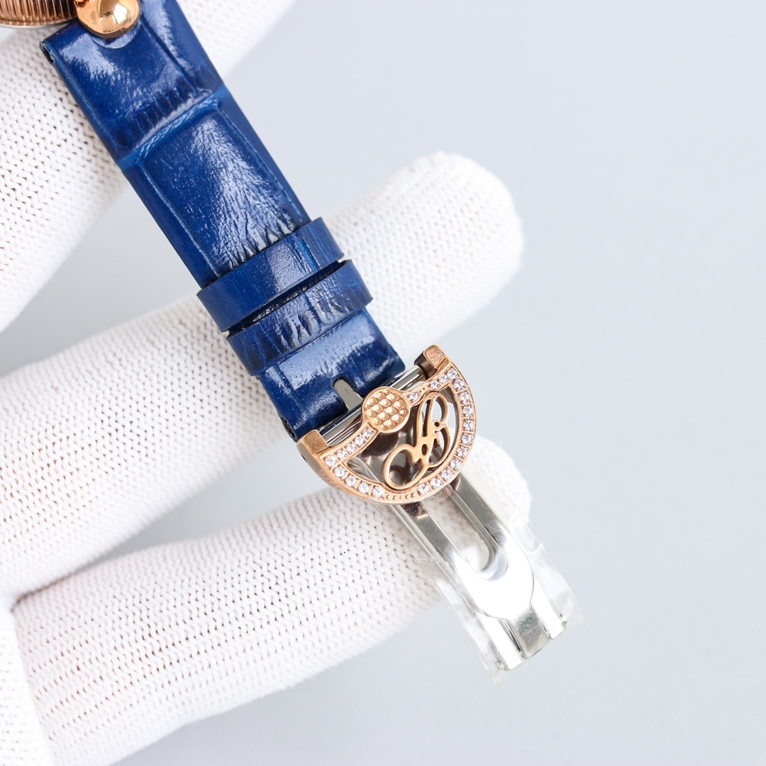 AW廠出品。那不勒斯王后系列REINE DE NAPLES[色]高品質女士瑞士石英機芯女表、
圓弧形的錶盤採用閃閃發光的白色天然母貝製成，錶盤上的羅馬數字“XII”則採用白色天然母貝製成，以細木鑲嵌工藝固定於錶盤之上。母貝材質脆弱易碎，因此在細木鑲嵌工藝中尤為棘手，可謂名副符其實的傑作。