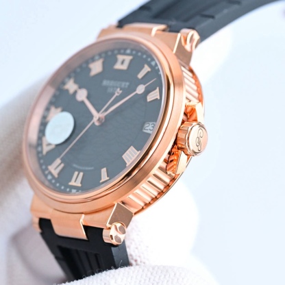 CF新品發佈會，寶璣-Breguet
航海MARINE航海系列5517款腕表，航海天文鐘的起源作品，“時計本是兵家利器”說的就是這款腕表，鐘錶界的巨作。工廠全面抄寫原裝數據，98%還原殼型字面，彰顯原裝優雅硬朗的氣質，原裝同款777A自動機械機芯，鐫刻獨立編號與寶璣先生簽名。直徑40毫米。正反均為藍寶石防刮玻璃，旋入式防水錶冠。實測防水深度100米。搭配飾有太陽放射紋錶盤，配裝進口天然橡膠錶帶，以零頭的價格給您帶來原裝超值體驗。