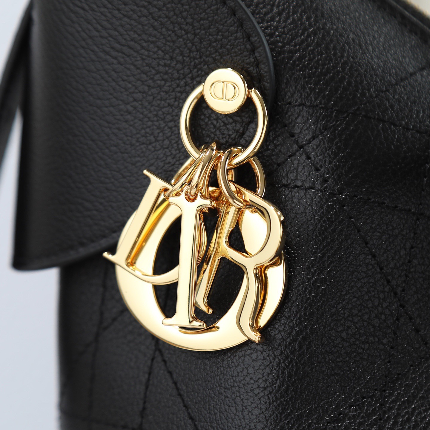 原廠皮 小號粒面牛皮 黑色 

Voyage秋冬系列油蠟皮
又是一個王炸級別，直接擊中心巴上
自帶鬆弛感，包形柔軟又隨意
復古的油蠟牛皮，經典藤紋格，雙拉鍊設計
整體高級又時髦，精緻感滿滿的字母吊墜
細節非常到位，超大的容量，自用超輕便
時髦精們都懂這款的含金量

型號：2845

size:22*9.5*15cm