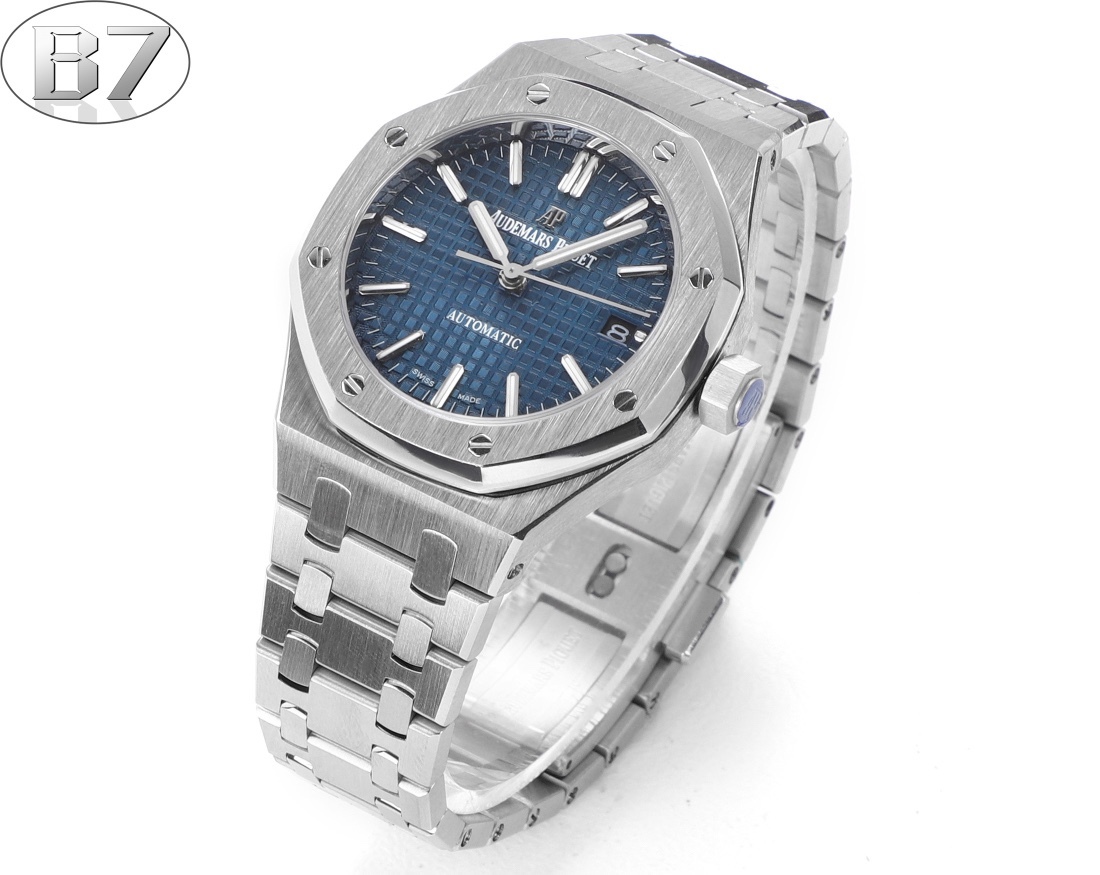 B7  Factory
AP愛彼 女款愛彼皇家橡樹 剔除機芯甲板多餘部分，使之變得更加鏤空——成就鋼表巔峰—— 實力演繹 衛冕“鋼”王！【6大精妙之處】1.正品拆解開模，尺寸為37毫米與正品一致！2.完美還原正品表殼的每一處細節，盡顯正品“稜角分明 堅毅果敢”的陽剛氣質。3.鋼帶的做工無可挑剔，比市面上任何鋼帶表做工均要更上一層樓，鋼帶頭粒和表頭銜接的“緩衝帶”的鬆緊程度與正品一模一樣。4.自動陀的與原裝致敬，是市面唯一做到顏色於原裝一致的版本（市面一般版本均偏紅）其上的ap族徽雕刻獨一無二。