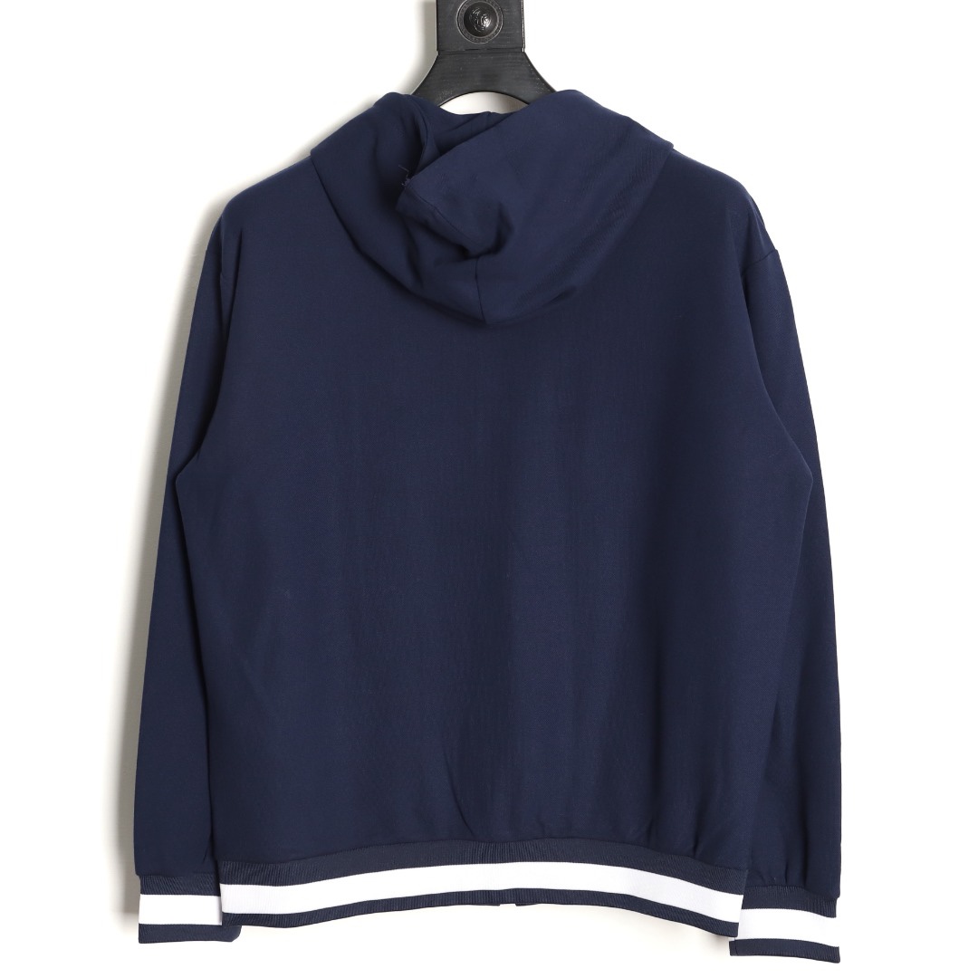 Gucci/古馳 G字母膠條拉鍊連帽外套
這款單品出自Lido系列，設計靈感源自意大利海岸的夏日風情和海灘俱樂部，早秋系列聚焦基礎廓形與經典細節，匠心呈獻日常服飾和晚裝造型，這款休閒連帽衛衣採用平紋針織面料精制而成，中央貫穿點綴G標識條紋印花，男女同款，定制輔料三標
A Size:S-XL