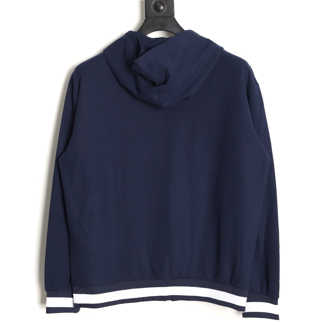 Gucci/古馳 G字母膠條拉鍊連帽外套
這款單品出自Lido系列，設計靈感源自意大利海岸的夏日風情和海灘俱樂部，早秋系列聚焦基礎廓形與經典細節，匠心呈獻日常服飾和晚裝造型，這款休閒連帽衛衣採用平紋針織面料精制而成，中央貫穿點綴G標識條紋印花，男女同款，定制輔料三標
A Size:S-XL