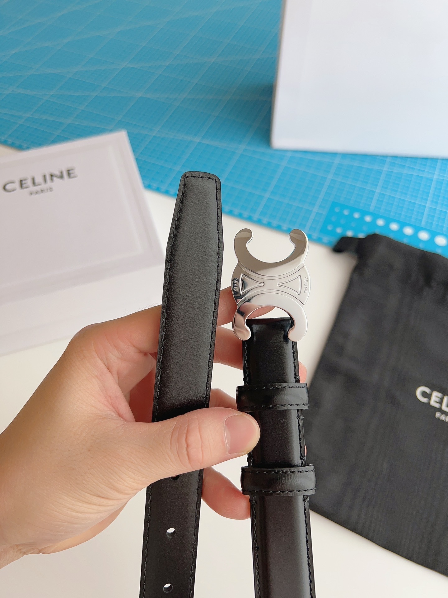 《CELINE》賽琳皮帶 celine 腰帶寬度2.5cm 超火凱旋門，手感柔軟細膩，上身效果超級好看。非常顯腰線型﹣﹣時尚必備神器﹣