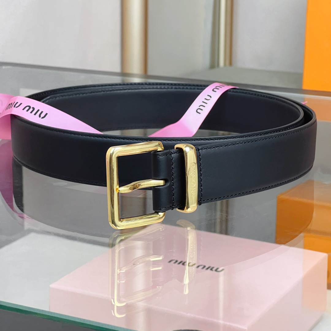 這款皮革腰帶設計簡約而優雅，腰帶環伴以Miu Miu徽標。雙面進口小牛皮 金屬搭扣 腰帶環飾激光雕刻徽標
寬度: 3.5cm
