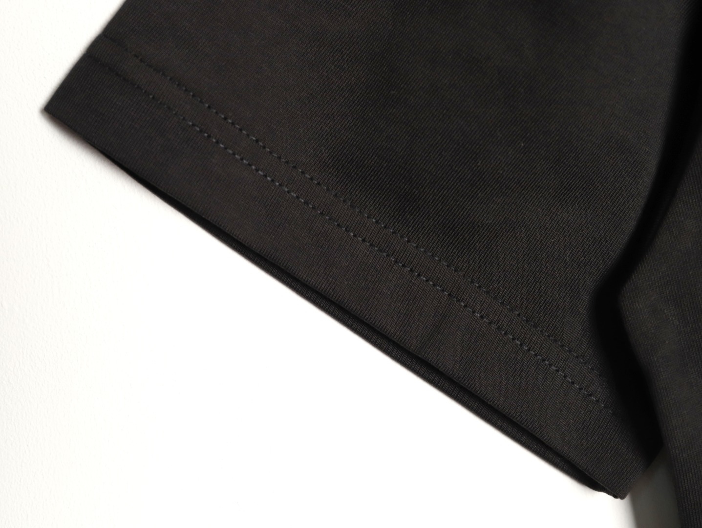 🔝LOUIS VUITTON LV 亮片字母特種刺繡短袖T恤
正品購入，26支雙紗全棉精梳棉220克，1*1索羅娜羅紋280克，特種刺繡，面料酵洗，定制亮片、章仔、商標，合身版型
B Size：S-XL