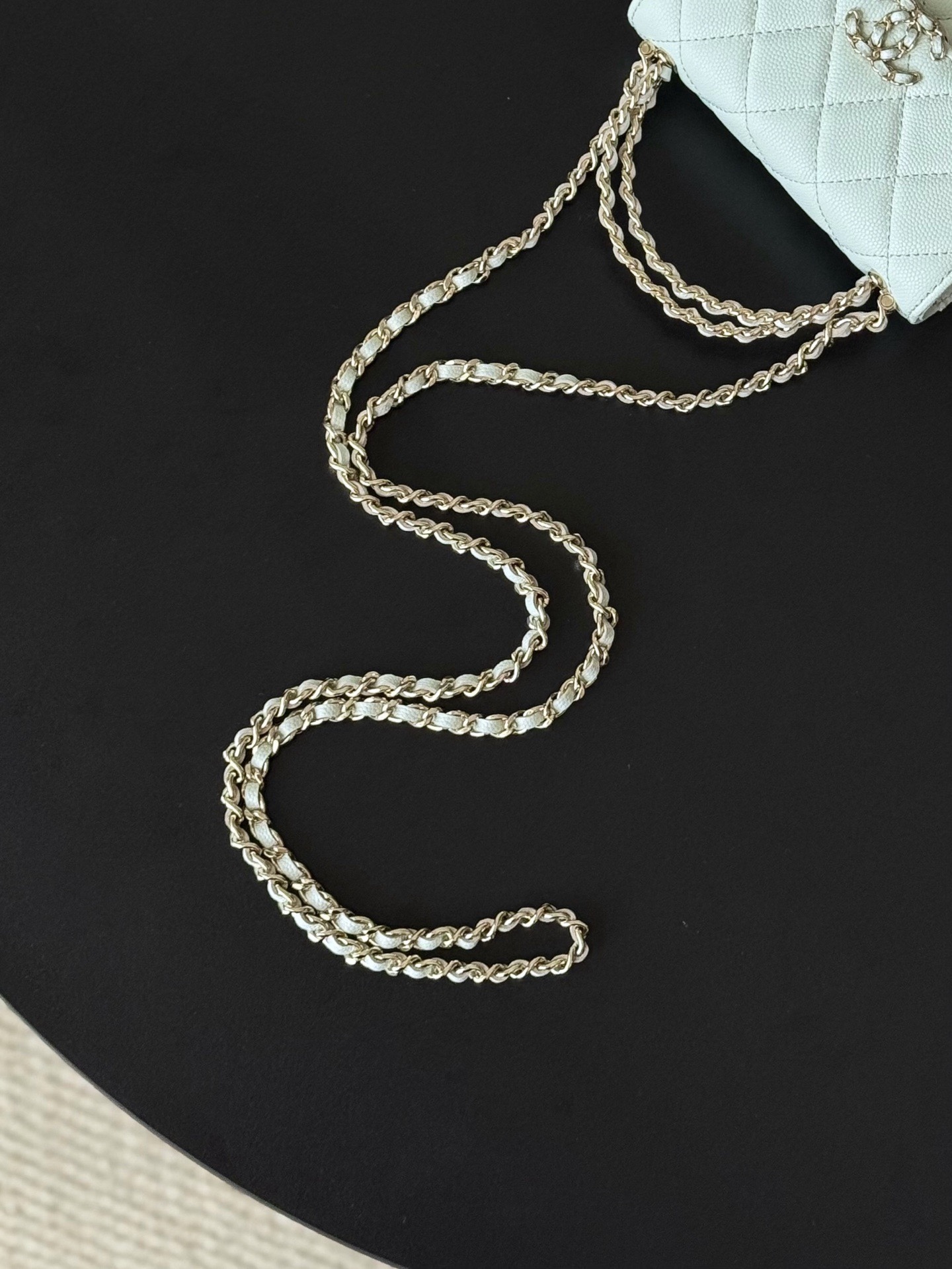 Chanel 25S 新款本季 最火的小球牛皮Kelly 手柄包
這顆絕對是黑馬
第一眼看到就深深愛上💕
顏值不必說 直接閉眼入不會錯
很好打理 也是百搭型
實現了單背斜挎腋下背手拎的效果📷
簡直就是福音〰️
很精緻 值得珍藏🔝

五金：全鋼18K淺金
皮料：獨家Haas小牛皮
尺寸：𝟏𝟒.𝟓*𝟏𝟏.𝟓*𝟓.𝟓 𝚌𝚖
型號：AS3237