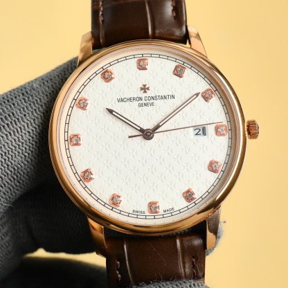 
最新款推薦   市場最高復刻 V4升級版本 江詩丹頓VC傳承系列85180腕表！
1⃣️【表殼】尺寸40MMX9MM，完美圓形的表殼，搭配微孤式表耳設計，使之更加貼合佩戴者的手腕。每一個成品殼套，都需經過MK嚴格的質量把控，方能還原正品獨特的質感。
2⃣️【機芯】9015鋼輪等部件均由MK制表師精工裝飾，自動擺陀更是鍍有18k金，最大限度呈現原裝精湛的工藝水平。
3⃣️【表鏡】前後兩片藍寶石玻璃鏡面，均有防眩暈鍍膜處理。
4⃣️【錶帶】雙層意大利小牛皮，搭配馬耳他十字針扣。