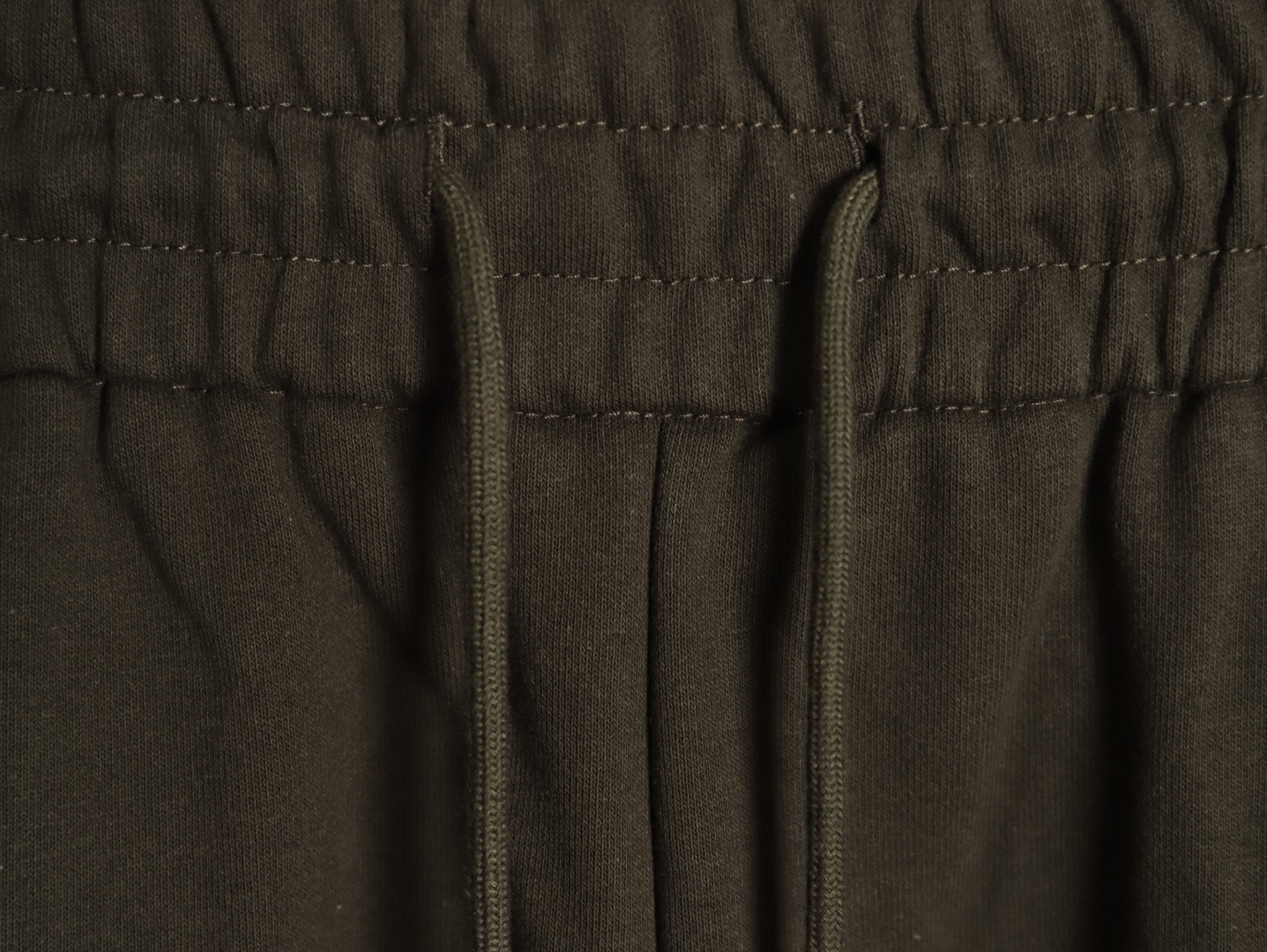 Burberry/巴寶莉 24Fw  TB格紋貼布立體刺繡棉質針織長褲  
面料採用400克洗水純棉毛圈棉質面料，訂染顏色後整蝕毛處理，對照原版做絲滑超柔處理，
布面肌理股線清晰明顯，垂感一級棒，做工精緻都到達外貿出口標準，
刺繡工藝採用百靈達刺繡機器，使刺繡顏色更加飽滿，繡花更加立體，
透氣舒適度高，細節無可挑剔，手感細膩柔軟！上身版型超贊！
顏色：黑色  軍綠
M1 size：S-XL
