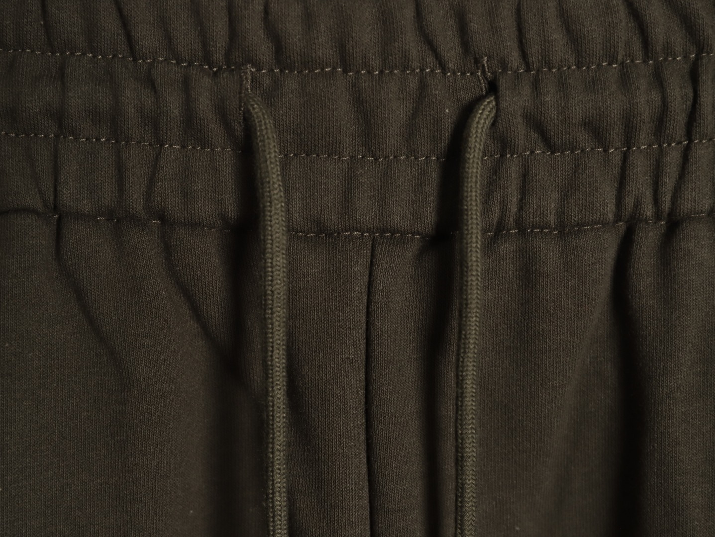 Burberry/巴寶莉 24Fw  TB格紋貼布立體刺繡棉質針織長褲  
面料採用400克洗水純棉毛圈棉質面料，訂染顏色後整蝕毛處理，對照原版做絲滑超柔處理，
布面肌理股線清晰明顯，垂感一級棒，做工精緻都到達外貿出口標準，
刺繡工藝採用百靈達刺繡機器，使刺繡顏色更加飽滿，繡花更加立體，
透氣舒適度高，細節無可挑剔，手感細膩柔軟！上身版型超贊！
顏色：黑色  軍綠
M1 size：S-XL
