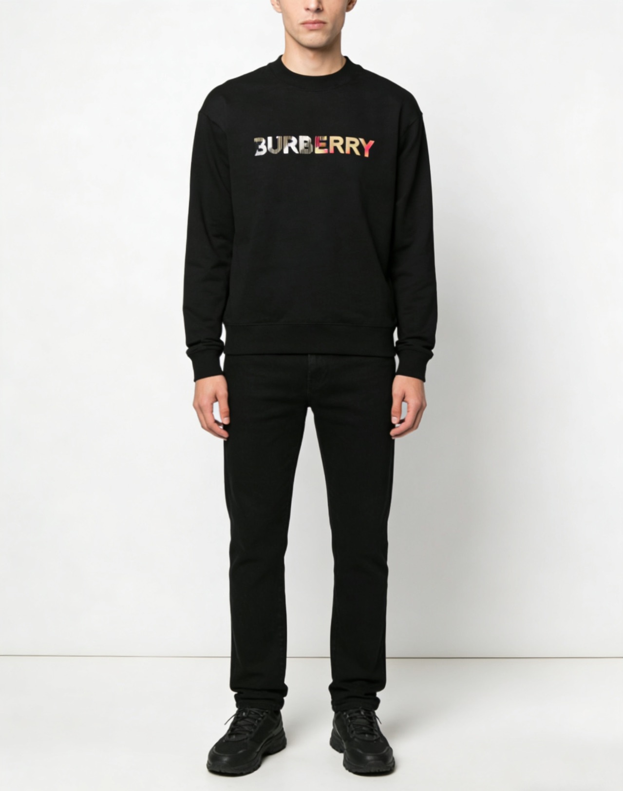 🔝BURBERRY巴寶莉BBR 八色字母繡圓領衛衣 
原版6350購入，原版採用400g 巴寶莉專用反面牛肚面料，反向毛圈底紗 魚鱗布料，螺紋450g雙紗，顏色按布料訂染，原版一致。
前幅進口機立體繡花，凹凸形狀與原版一致，羅紋針織包邊及絨里收納口袋均採用加固縫製，強化功能耐用性；在休閒運動中注入內斂英倫格調。整體完美平衡經典符號的當代轉化、穿著舒適度與日常實用性，成為詮釋現代精英休閒風的典範之作。男女同款
B Size：S-XL