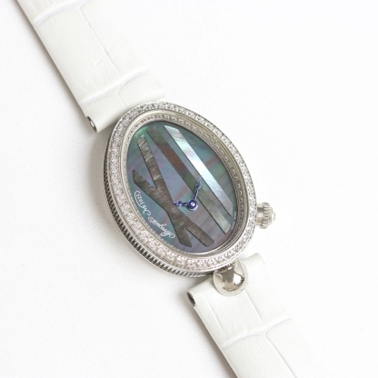 AW廠出品。那不勒斯王后系列REINE DE NAPLES[色]高品質女士瑞士石英機芯女表、
圓弧形的錶盤採用閃閃發光的白色天然母貝製成，錶盤上的羅馬數字“XII”則採用白色天然母貝製成，以細木鑲嵌工藝固定於錶盤之上。母貝材質脆弱易碎，因此在細木鑲嵌工藝中尤為棘手，可謂名副符其實的傑作。