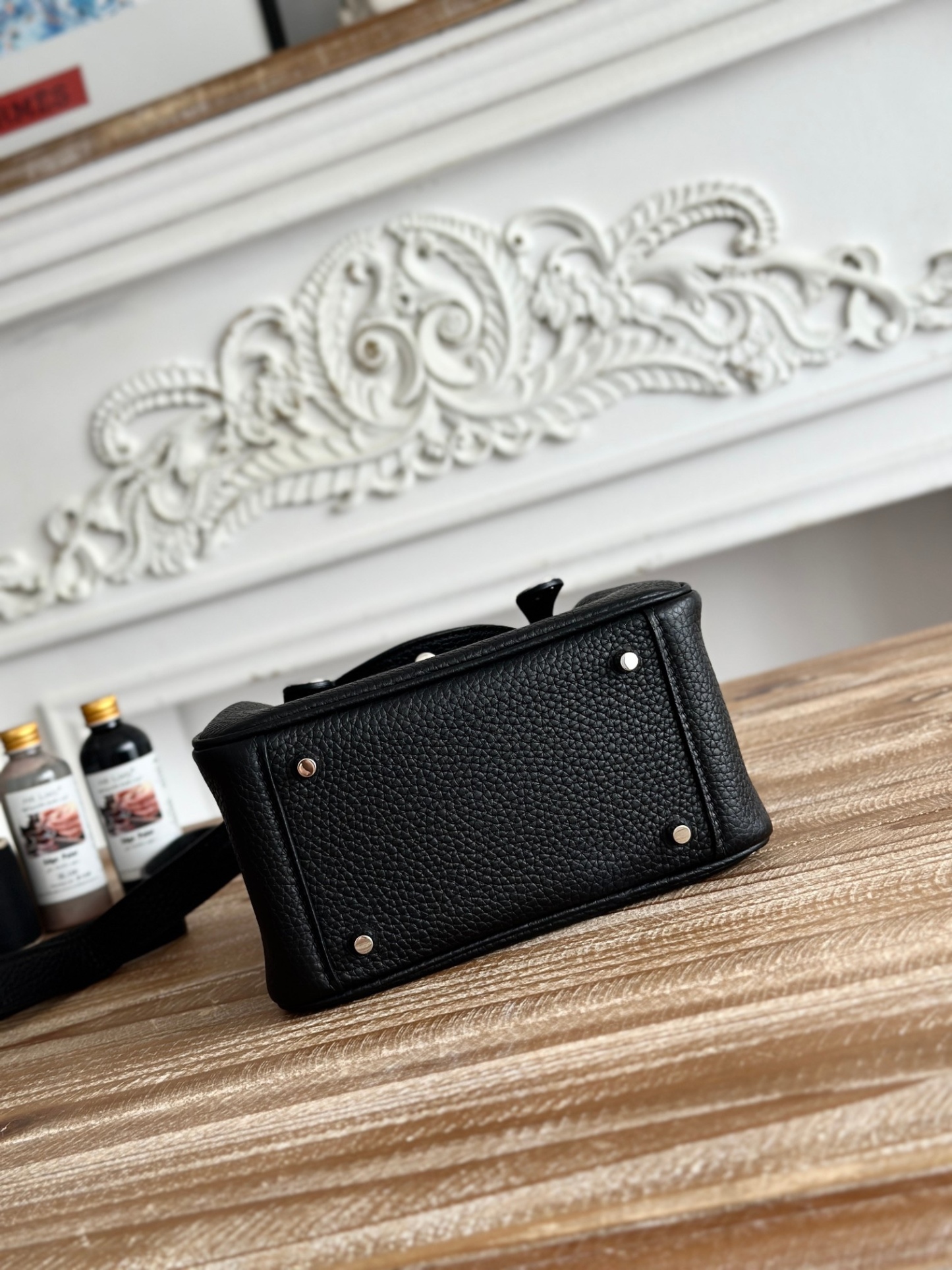 琳迪lindy 19cm	
Tc皮 蜜蠟線半手工縫製
lindy19保留了琳迪包所有細節的完整設計，側口袋、拉鍊等全部都是經典的設計√
這只小可愛暴擊了多少人的少女心