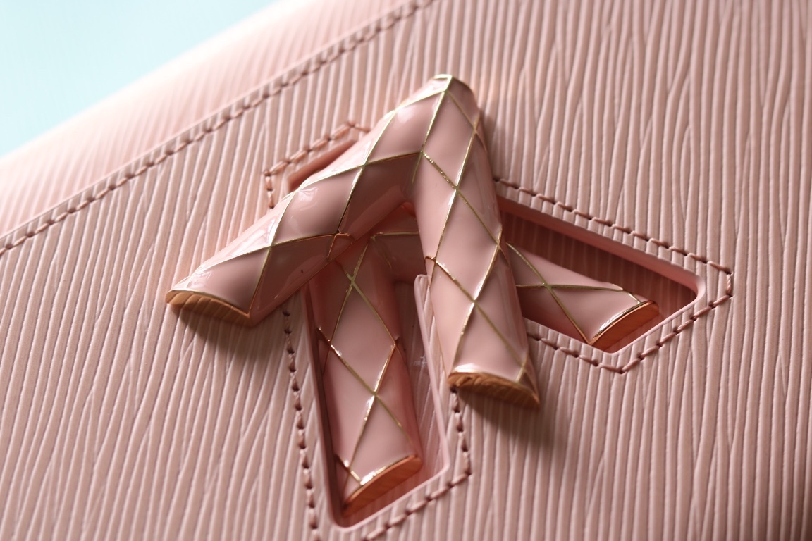 [玫瑰] 原版品質[玫瑰]歡迎貨比三家[玫瑰]款號：50396/23271/23267/23377[玫瑰][玫瑰][玫瑰]本款 Twist 中號手袋取材Epi粒面皮革。標誌性鎖扣點綴同色琺瑯，呈現絎縫效果，致意品牌硬箱內部圖案，並彰顯路易威登匠心工藝。可由日入夜背攜，釋放潮流格調。[玫瑰]
23x 17x9.5釐米(長度x高x寬) Epi 粒面皮革
Epi粒面皮革飾邊牛皮革內襯金屬件
LV Twist 扭鎖
內貼袋，配有可拆卸鏡子後側內貼袋
大號前內袋配有拉鍊袋肩帶:可拆卸，可調節包帶半長:49.0釐