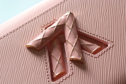 [玫瑰] 原版品質[玫瑰]歡迎貨比三家[玫瑰]款號：50396/23271/23267/23377[玫瑰][玫瑰][玫瑰]本款 Twist 中號手袋取材Epi粒面皮革。標誌性鎖扣點綴同色琺瑯，呈現絎縫效果，致意品牌硬箱內部圖案，並彰顯路易威登匠心工藝。可由日入夜背攜，釋放潮流格調。[玫瑰]
23x 17x9.5釐米(長度x高x寬) Epi 粒面皮革
Epi粒面皮革飾邊牛皮革內襯金屬件
LV Twist 扭鎖
內貼袋，配有可拆卸鏡子後側內貼袋
大號前內袋配有拉鍊袋肩帶:可拆卸，可調節包帶半長:49.0釐