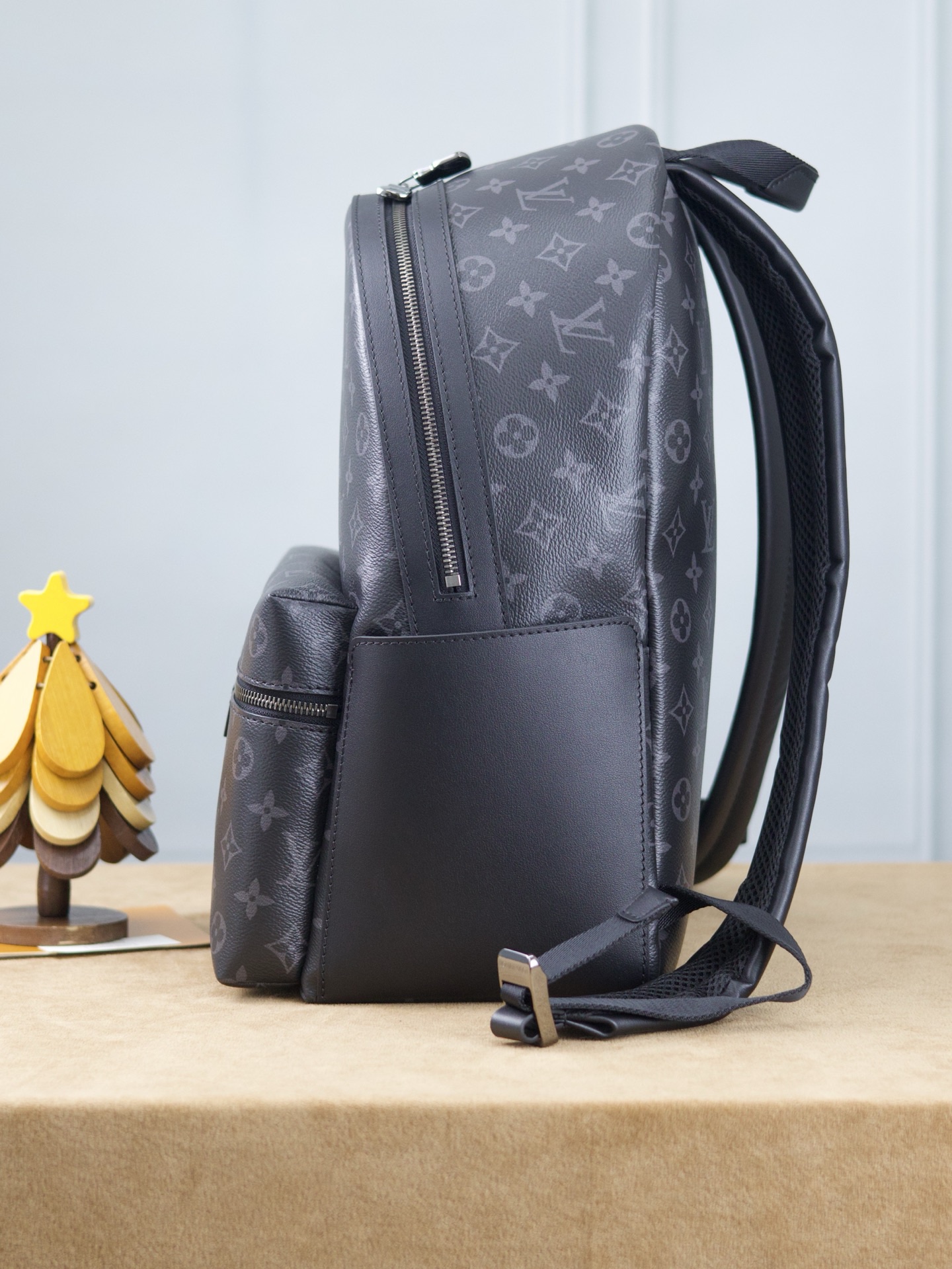 【163C01芯片版】
DISCOVERY 小號雙肩包
型號：M22558黑花
材料：進口原廠面料 原廠皮
尺寸：29x38x20cm