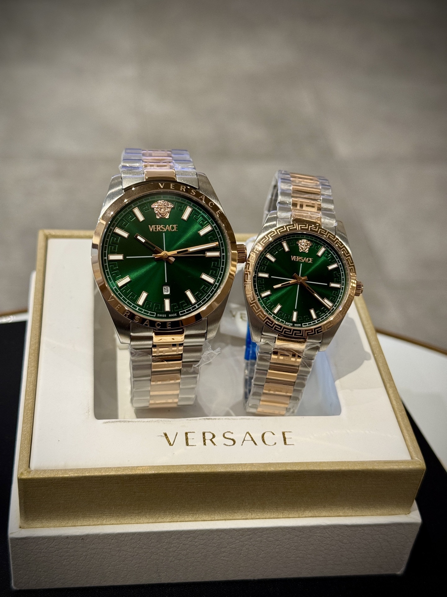 
Versace範思哲石英手錶，VERSACE MILLENYIUM  LADY系列，採用希臘回紋元素錶盤，12時位飾有美杜莎頭像展現範思哲經典圖案魅力，錶鏈印刻希臘回紋搭配雙按蝴蝶扣設計，兼具時尚與舒適，錶盤男款40mm 女款32mm 30米生活防水，進口石英機芯

立即搶購👉