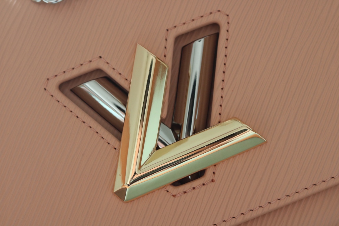 原版品質[玫瑰]歡迎貨比三家[玫瑰]款號：50391/22773/22774/23074/22768[玫瑰][玫瑰][玫瑰]本款Twist中號手袋將品牌標誌性Monogram花卉精巧融入裝飾鏈條，與雙色鎖扣相互呼應，優雅詮釋當季 TwistedFlowers主題。內貼袋之一配有可拆卸鏡子。
23x17x9.5釐米(長度x高x寬) Epi粒面皮革牛皮革飾邊牛皮革內襯金屬件
LVTwist扭鎖
內貼袋，配有可拆卸鏡子後側內貼袋
大號前內袋配有拉鍊袋肩帶:可拆卸，可調節包帶半長:350釐米
