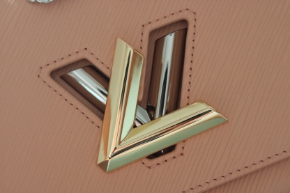 原版品質[玫瑰]歡迎貨比三家[玫瑰]款號：50391/22773/22774/23074/22768[玫瑰][玫瑰][玫瑰]本款Twist中號手袋將品牌標誌性Monogram花卉精巧融入裝飾鏈條，與雙色鎖扣相互呼應，優雅詮釋當季 TwistedFlowers主題。內貼袋之一配有可拆卸鏡子。
23x17x9.5釐米(長度x高x寬) Epi粒面皮革牛皮革飾邊牛皮革內襯金屬件
LVTwist扭鎖
內貼袋，配有可拆卸鏡子後側內貼袋
大號前內袋配有拉鍊袋肩帶:可拆卸，可調節包帶半長:350釐米
