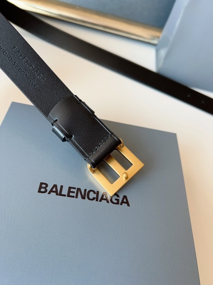巴黎世家（Balenciaga）寬度3.0cm 是法國的奢侈品牌，作為時尚界最具影響力品牌之一的地位。設計師源於：都市時尚潮流獨特的設計風格，採用進口小牛皮製作；搭配純銅復古五金，使其更具魅力。值得擁有的百搭精品！