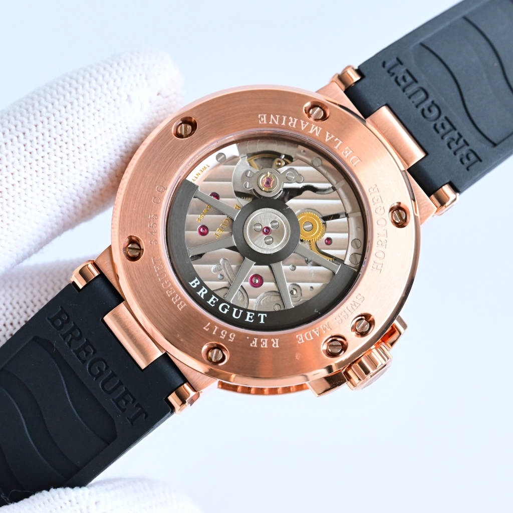 CF新品發佈會，寶璣-Breguet
航海MARINE航海系列5517款腕表，航海天文鐘的起源作品，“時計本是兵家利器”說的就是這款腕表，鐘錶界的巨作。工廠全面抄寫原裝數據，98%還原殼型字面，彰顯原裝優雅硬朗的氣質，原裝同款777A自動機械機芯，鐫刻獨立編號與寶璣先生簽名。直徑40毫米。正反均為藍寶石防刮玻璃，旋入式防水錶冠。實測防水深度100米。搭配飾有太陽放射紋錶盤，配裝進口天然橡膠錶帶，以零頭的價格給您帶來原裝超值體驗。