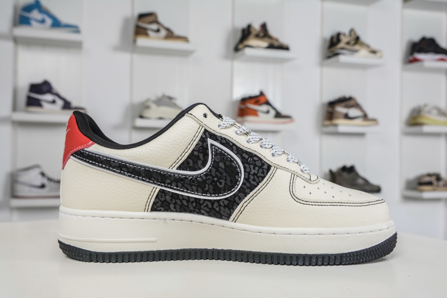 Nike Air Force 1 Low 07 x Dior 迪奧聯名-米白黑紅
貨號：SY1388 037
Size：36 36.5 37.5 38 38.5 39 40 40.5 41 42 42.5 43 44 44.5 45