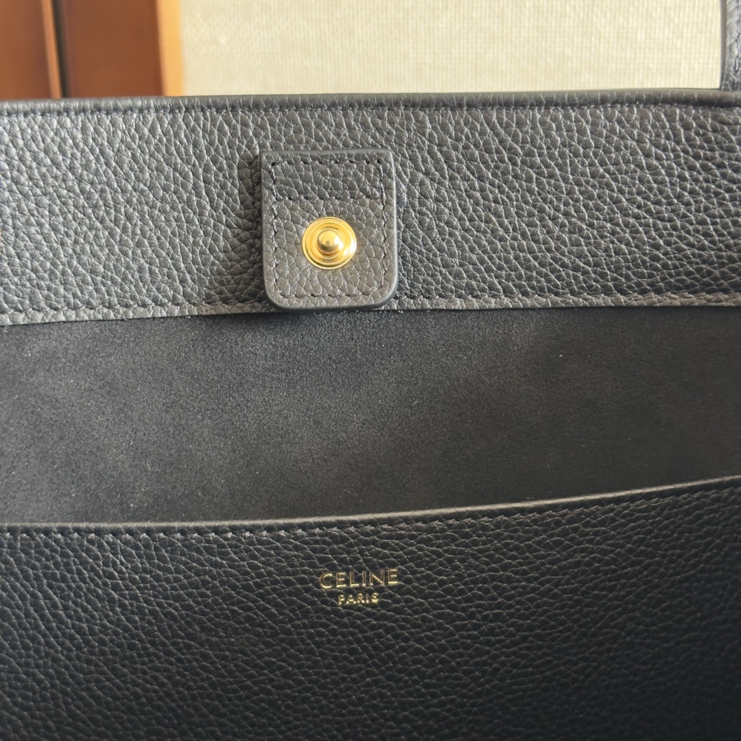 CELINE 家最新款托特包「CABAS ANAIS」小號_到貨啦!看一眼就
陷進去的大包，真的是喜歡大包姐妹的利!上身特別的高級、
精緻，庸庸懶懶的復古風，簡單不浮誇，粒面牛皮完全不用擔
心刮花!大容量設計~無論是日常出街還是通勤，都能輕鬆裝
下各種物品喲!
型號:118233
尺寸:28x24x12cm
