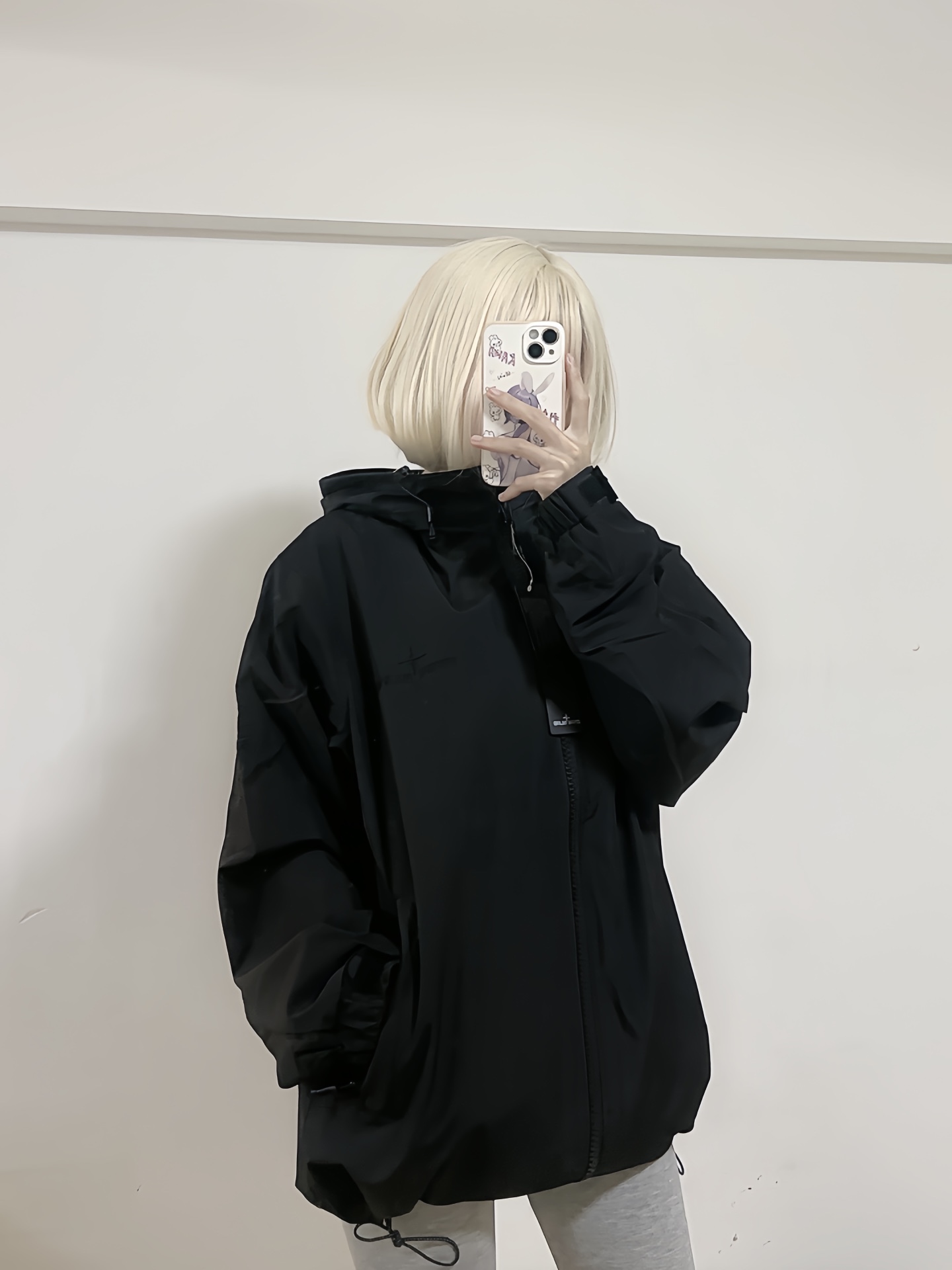Stone Island/石頭島 24ss 手臂刺繡羅盤衝鋒衣外套
石頭島春季最熱單品 超級吸睛的一款衝鋒衣外套 一眼就能愛上 採用梭織防風防水面料 手感細膩順滑 寬松連帽的版型  水洗標一應俱全 細節滿滿的一款衝鋒衣 大廠代工 品質可靠 

-略帶復古感的機能衝鋒衣 城市徒步 戶外穿行都很出挑 男女都可以駕馭的一款潮流單品 
Color：黑色
A Size：S-XXL