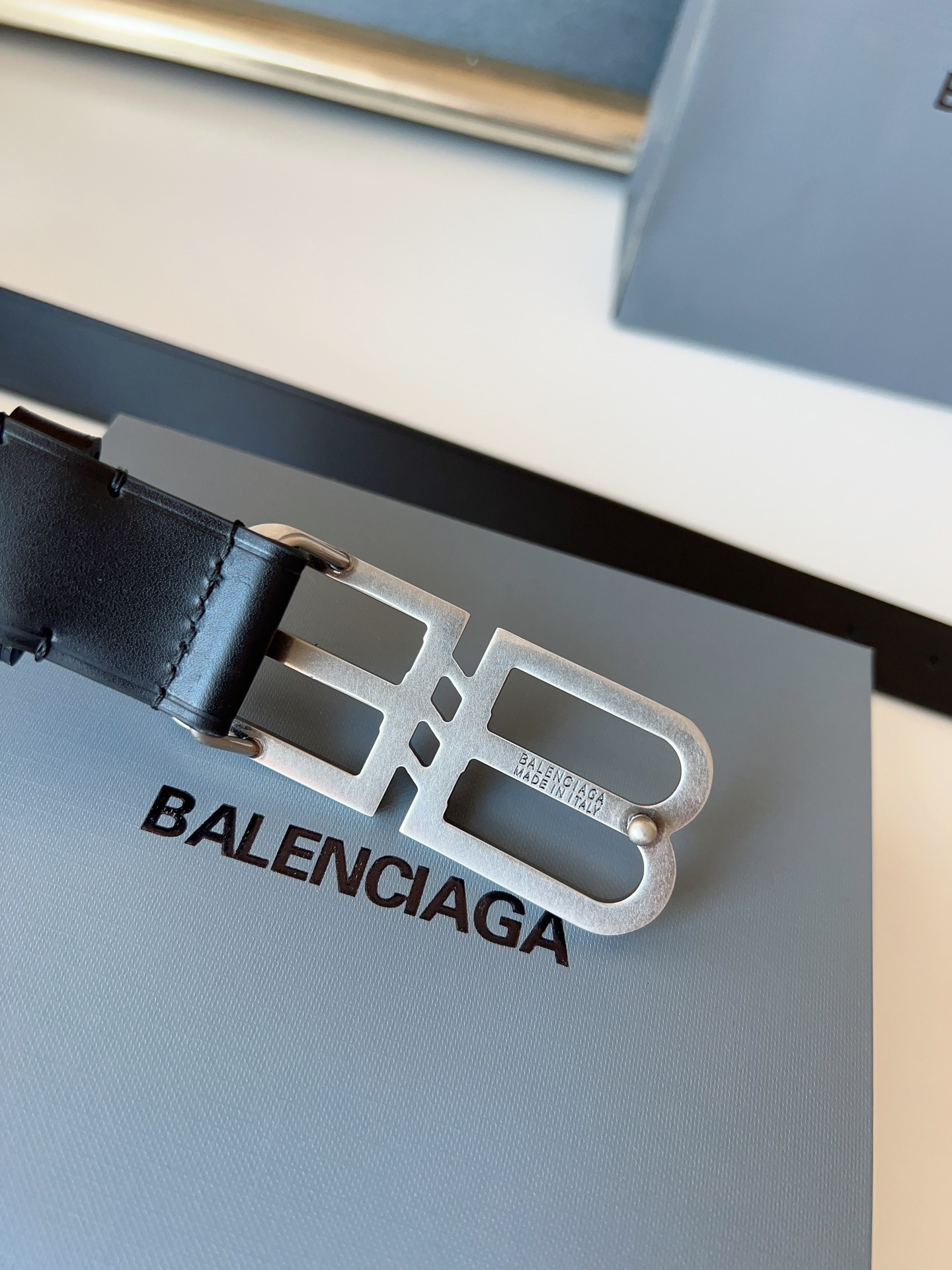 巴黎世家（Balenciaga）寬度3.0cm 是法國的奢侈品牌，作為時尚界最具影響力品牌之一的地位。設計師源於：都市時尚潮流獨特的設計風格，採用進口小牛皮製作；搭配純銅復古五金，使其更具魅力。值得擁有的百搭精品！
