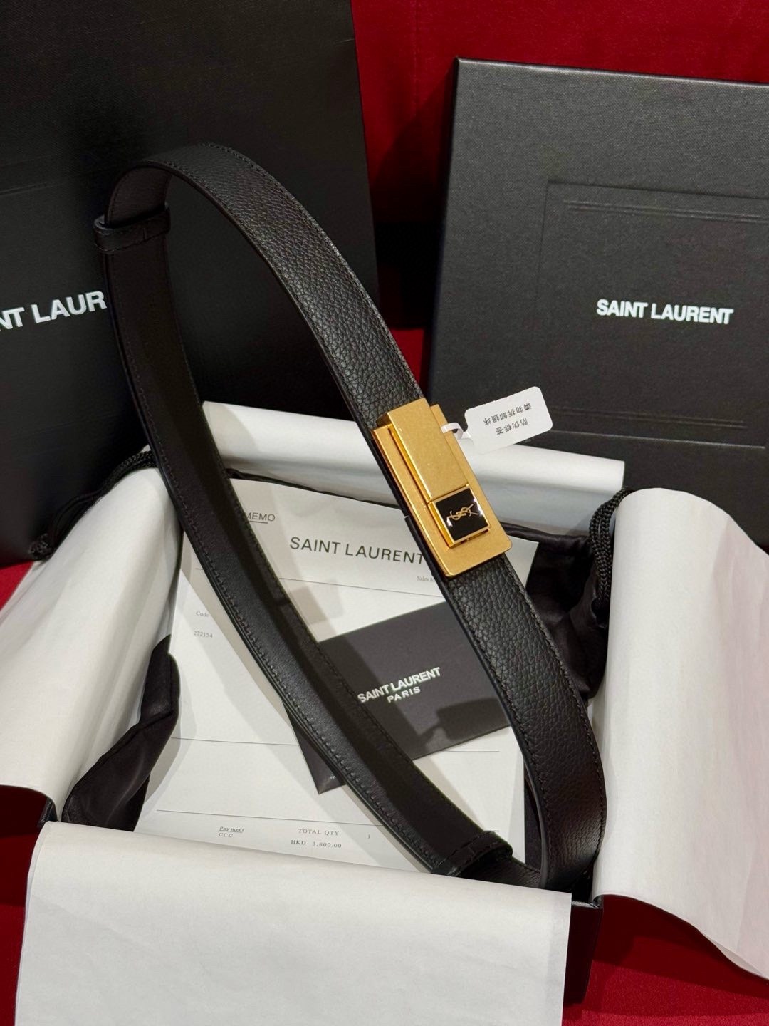 YSL頂級版復刻新寵腰帶
經典百搭款 搭配牛仔褲或者裙子都很好看 長短可調節 25mm寬 雙面進口小牛皮 精緻的真空鍍鈀搭扣飾有琺瑯字體效果
