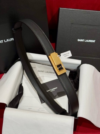 YSL頂級版復刻新寵腰帶
經典百搭款 搭配牛仔褲或者裙子都很好看 長短可調節 25mm寬 雙面進口小牛皮 精緻的真空鍍鈀搭扣飾有琺瑯字體效果