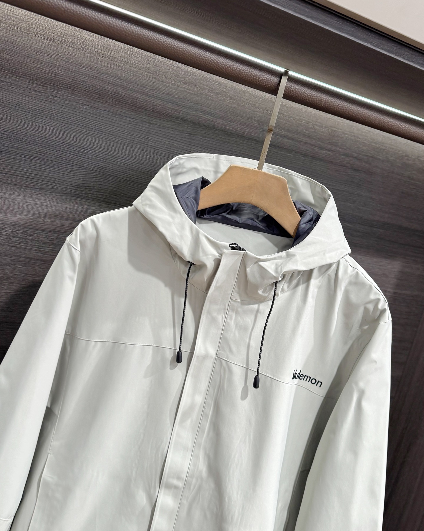 lululemon 機能衝鋒衣 | 雙緯記憶T800面料，戶外通勤全能王！
懂行的都知道，lululemon這件衝鋒衣的面料才是真·黑科技！採用雙緯記憶T800面料，防水4級以上，防風防雨、抗皺透氣、防刮耐磨，立體有型不軟塌，里料更是抗靜電布，應對乾燥天氣或特殊場所都毫無壓力！
- 防護拉滿：防潑拒水+防風鎖暖+透濕排網，暴雨天不漏水，大風天不透涼，運動時還能快速排汗，戶外徒步、通勤驟雨都能穩穩hold住。
- 細節質感：可調節抽繩連帽+隱形拉鍊口袋，胸口lululemon Logo+下擺壓印