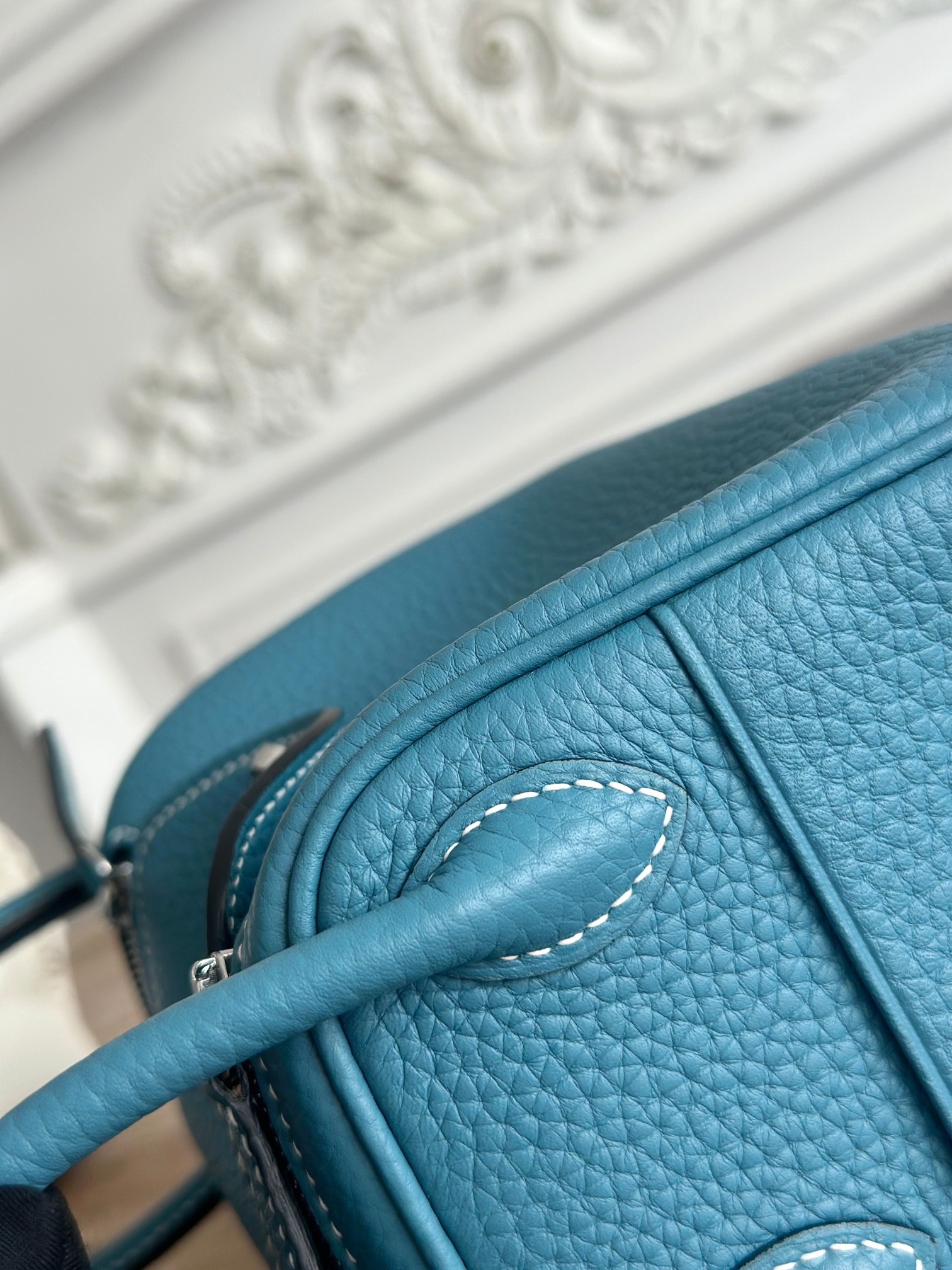 琳迪lindy 19cm	
Tc皮 蜜蠟線半手工縫製
lindy19保留了琳迪包所有細節的完整設計，側口袋、拉鍊等全部都是經典的設計√
這只小可愛暴擊了多少人的少女心