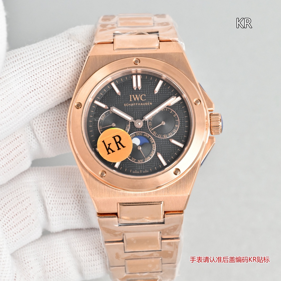 KR新品  萬國工程師系列萬年曆腕表，復刻界最複雜的腕表，所有功能同步原裝，所有功能調節通過把頭控制.
1⃣️【功能介紹】3點鐘位置顯示日曆，9點鐘位置顯示星期，6點鐘月份月相指針顯示。

2⃣️【做工精細】外殼採用原版同樣的三件套結構，中間拉絲，上下殼為拋光，鏡面採用高成本的鍋蓋形藍寶石，使其質感提升。

3⃣️【機芯性能】尺寸41.6mm,機芯採用天津機芯改82600，高效穩定，動力時間長達72小時以上，進行加裝複雜的萬年曆模塊，而且同步所有功能實現同步原裝通過把頭調節。
